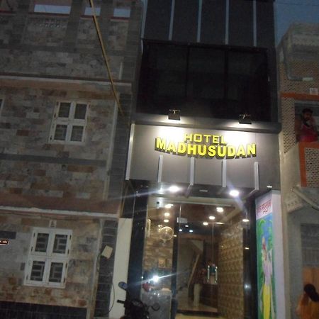 Hotel Madhusudan Dwārka Extérieur photo