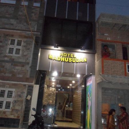 Hotel Madhusudan Dwārka Extérieur photo