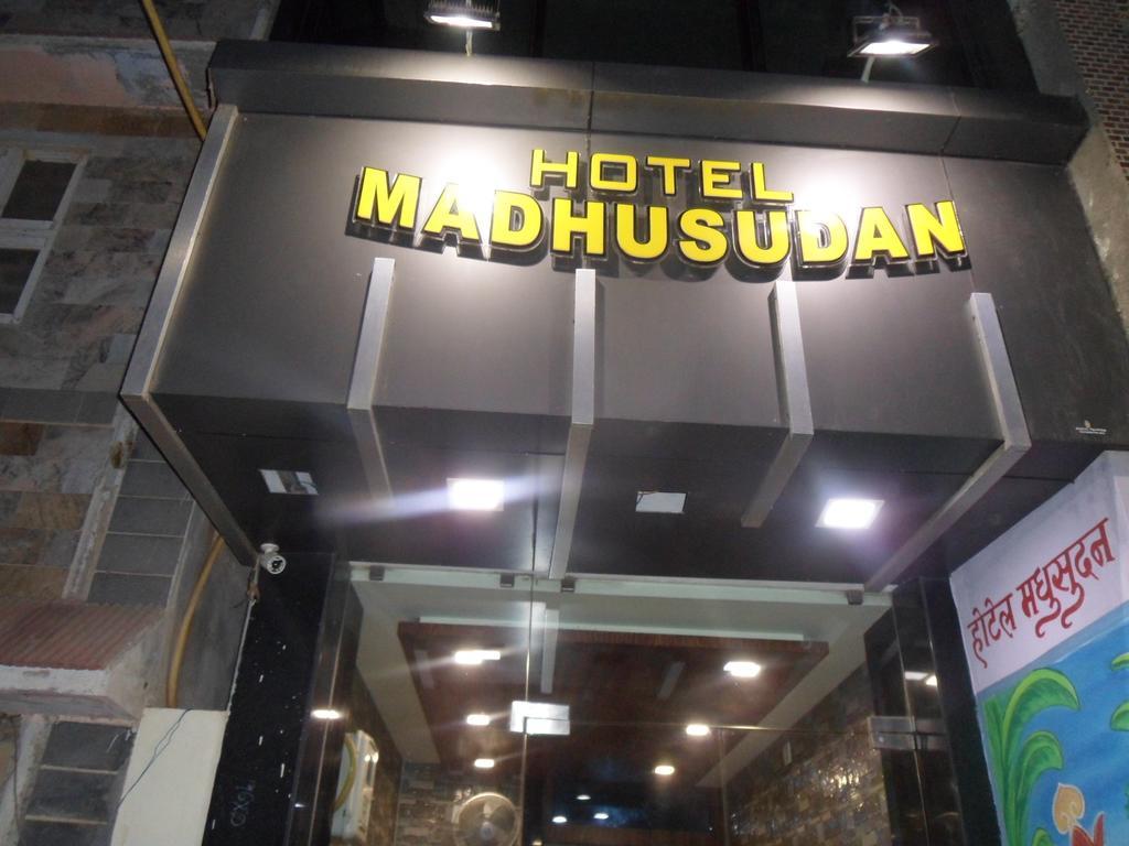 Hotel Madhusudan Dwārka Extérieur photo
