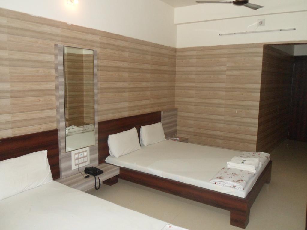 Hotel Madhusudan Dwārka Chambre photo