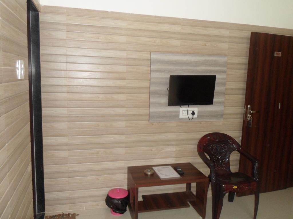 Hotel Madhusudan Dwārka Extérieur photo
