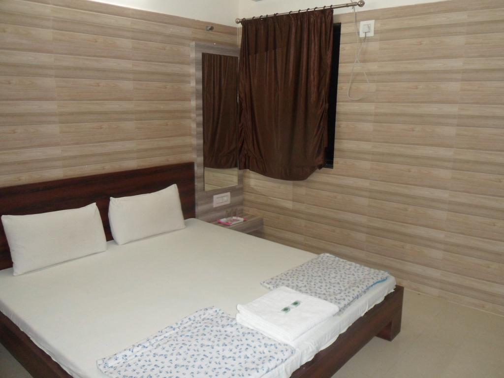 Hotel Madhusudan Dwārka Chambre photo